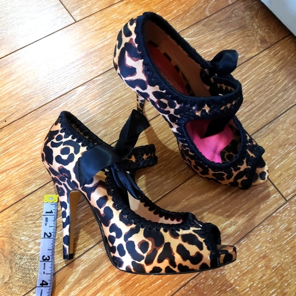 Betsey Johnson satin leopard  sz 7 - Picture 1 of 11